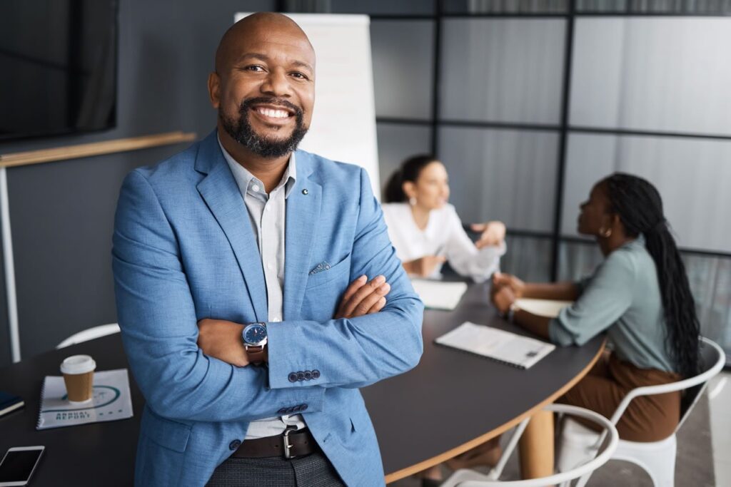 Líder ou gestor? As competências que diferenciam quem inspira